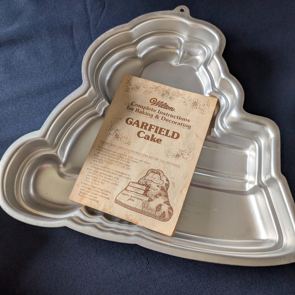 Vintage 1981 Wilton Garfield Birthday Cake Pan Aluminum Baking Mold #2105-2 - Picture 3 of 4